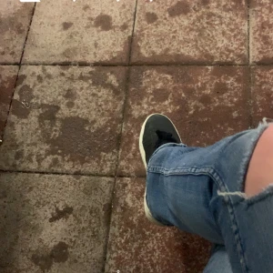 Svarta sneakers från Axel Arigato - Säljer ett par stilrena svarta sneakers från Axel Arigato med vita sulor och svarta skosnören. Skorna är i skinn och har en klassisk, minimalistisk design som passar till det mesta. Perfekta för dig som gillar enkel och snygg stil. Låda kommer med, dust bagen har försvunnit under en flytt tyvärr