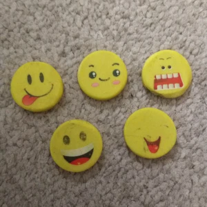 emojisymboler sudd - Det här är inte en bok, utan fem runda sudd med olika emojis på framsidan. Perfekt till att ha i skolan eller hemma. Passar dig som gillar roliga och uttrycksfulla symboler.Det är användna några gånger men fungerar fortfarande.