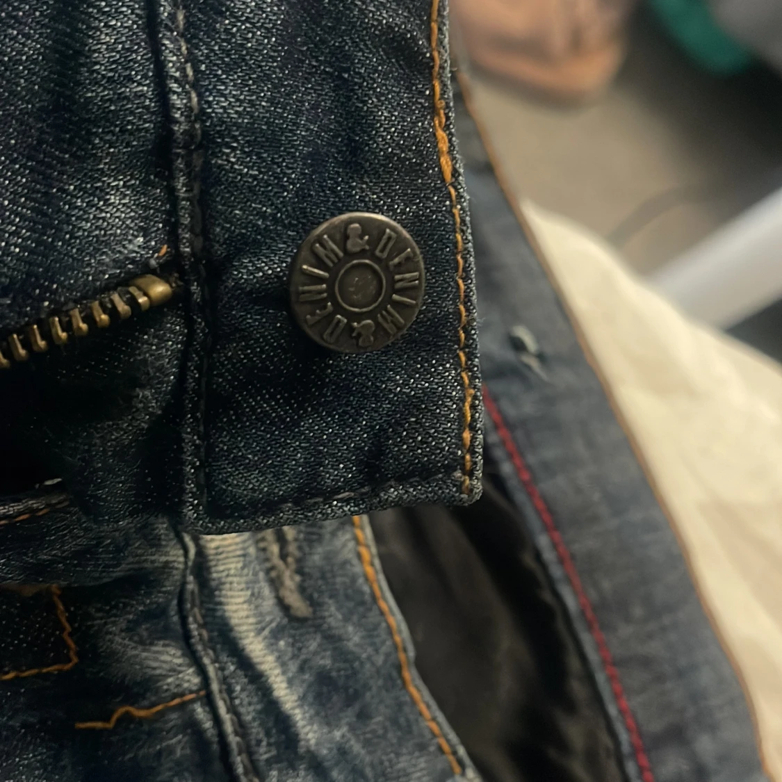 Mörkblå jeansshorts med broderade detaljer - 3