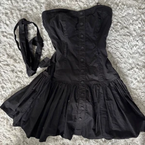 Klänning - Skiiiitsnygg klänning som tyvärr inte passar! Perfekt till sommaren. (Det vita på bilderna är bara min matta som fäller hår, tas bort innan jag postar ofc). Passar både S & M skulle jag säga