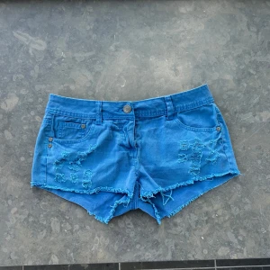 Jeansshorts  - Så himla snygga jeansshorts med coola slitningar. Har tyvärr ingen bild på då de inte passar mig💕 midjemått: ca 40-41 cm. 