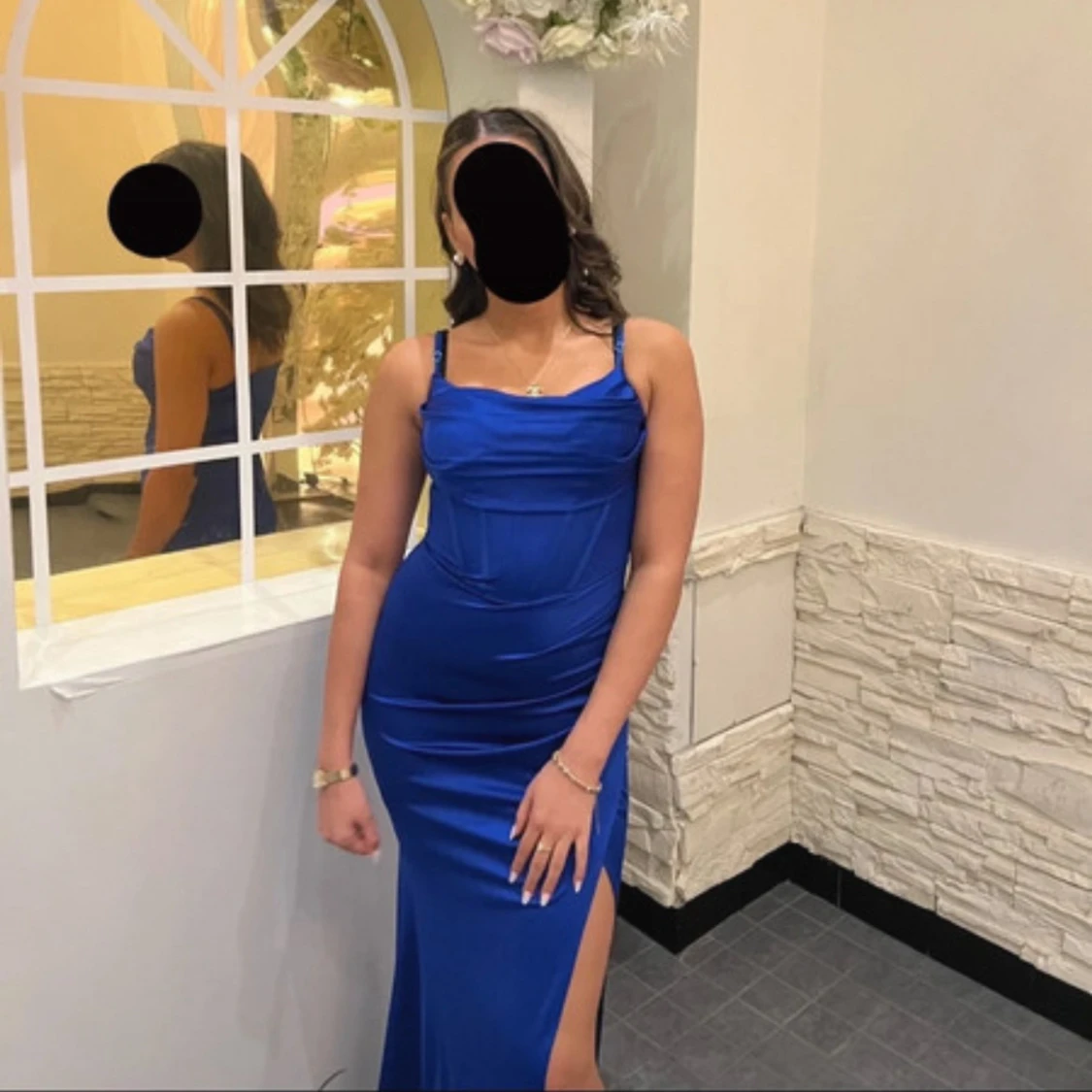 Blå långklänning med slits och smala axelband