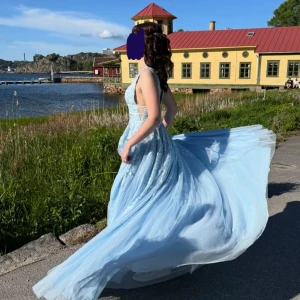 Blå balklänning - Jag säljer nu min vackra, blåa balklänning! Jag köpte den från Vinted för 2000kr, alltså, den har varit buren två gånger, och förhoppningsvis blir den buren en tredje gång! Jag är 179cm lång och har midjemåttet 72cm(den var lite stor i midjan för mig). Det är bara att dma mig om man har frågor!^^ pris går också att diskutera ;)