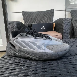 ADIDAS OZELIA - Begagnad, i mycket gott skick. Köpte den för 1000 kr, det har gått ett år sedan jag köpte den här. Tyvärr ingen originalkartong men jag ska laga en kartong och skicka in den.