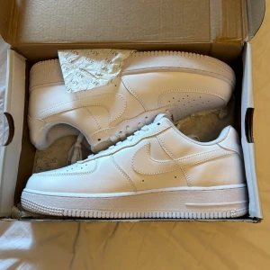 Vita Nike air force 1 - Säljer vita Nike air force 1 i storlek 44. 
