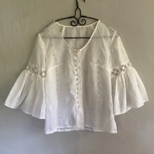 Blus - Finns några defekter, såsom ett litet hål i ryggen (bild 3), smått slitage på kragen som jag kan ta bild på och några fläckar (bild 5). Tog en bild på vad som ser ut som uppsprättade sömmar på bild 4 men vet inte säkert. Fanns även lösa trådar. Vet inte storleken men gissar på S/M