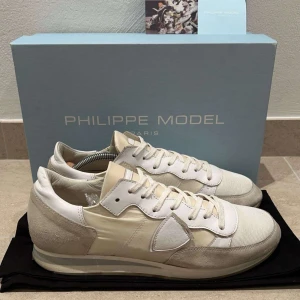 Philippe model skor - Vita Philippe model trpz | Strlk 42 passar 43 | Befintligt se bilder | BOX och DUSTBAG tillkommer ej| Kontakta oss vid frågor | INGA BYTEN!