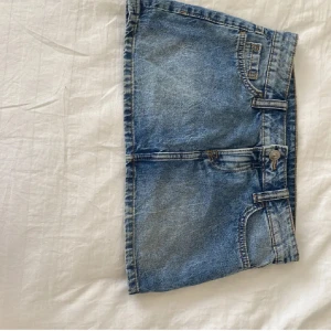 Jeans kjol - Super snygg jeans kjol, köpte second hand men tror den är från h&m för längesen💗 Skriv för mer info