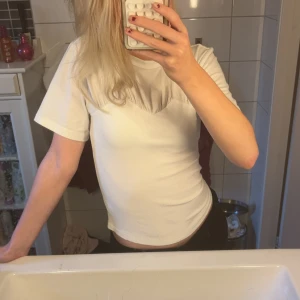 Vit topp - Vit fin ribbad topp! Inte kommit till så mycket användning men inga skavanker och är typ helt ny, kontakta för frågor 🥰