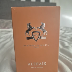 Parfums de Marly Althaïr Eau de Parfum - Säljer en lyxig och elegant parfym från PDM.  Flaskan är 75ml och det är ungefär 55ml kvar (se bild). Väldoftande gourmand med inslag av vanilj, trä och kryddor. Perfekt för dig som vill testa något unikt och exklusivt till ett bättre  pris.  Kommer med originalförpackning - både kartong och innerbox. Inköpt från auktoriserad återförsäljare och alltid förvarad svalt och mörkt.  Pris: 1500 kr  Nypris ligger runt 2500-3000 kr. Kan skickas eller mötas upp i Örebro.