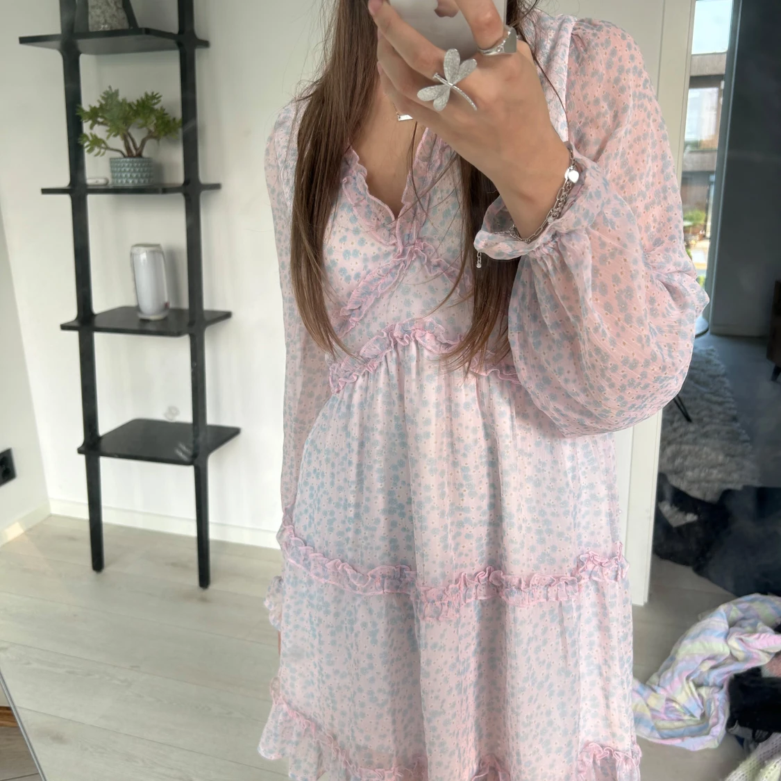 Ljusrosa blommig klänning med volang