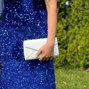 Vit kuvertväska - Vit kuvertväska i lack. Använd 2 gånger så i riktigt bra skick! Kommer med axelband✨