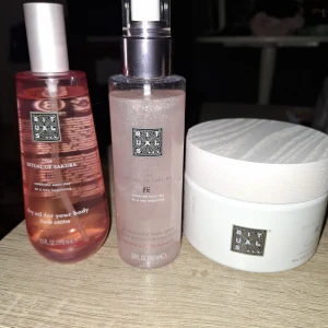 The Ritual of Sakura kroppsvård trio - Säljer ett set med The Ritual of Sakura från Rituals. Innehåller en rosa body oil, en shimmer body mist i sprayflaska och en stor vit body cream i burk. Alla produkter har en fräsch och blommig doft med inslag av körsbärsblom.