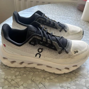 ON cloud - Säljer ett par snygga On Cloud sneakers i vitt och svart. Super snygga! Helt nya, endast använda 2 gånger. De är köpta för 1900kr på JD.