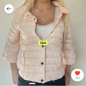 Ljusrosa pufferjacka med trekvartsärm - Snygg ljusrosa pufferjacka med trekvartsärm och knappar framtill. Jackan har en lätt vadderad känsla och en feminin passform. Perfekt för vår eller kyliga sommarkvällar. Enkel och stilren design.💞💞