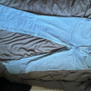 Ljusblå regular fit jeans från &Denim - Säljer ett par ljusblå regular fit jeans från &Denim. Klassisk femficksmodell med raka ben och normal passform. Jeansen har snygga bakfickor och är tillverkade i bomullsdenim. Perfekta för en chill och stilren look.