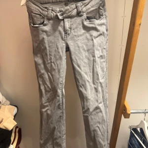 Bootcut jeans  - Snygga grå jeans med raka ben och coolt broderade detaljer på bakfickorna. Klassisk femficksmodell med bälteshällor och knappstängning. Perfekt för dig som vill ha en unik touch på dina jeans. Tvättas och stryks innan jag skickar🩶