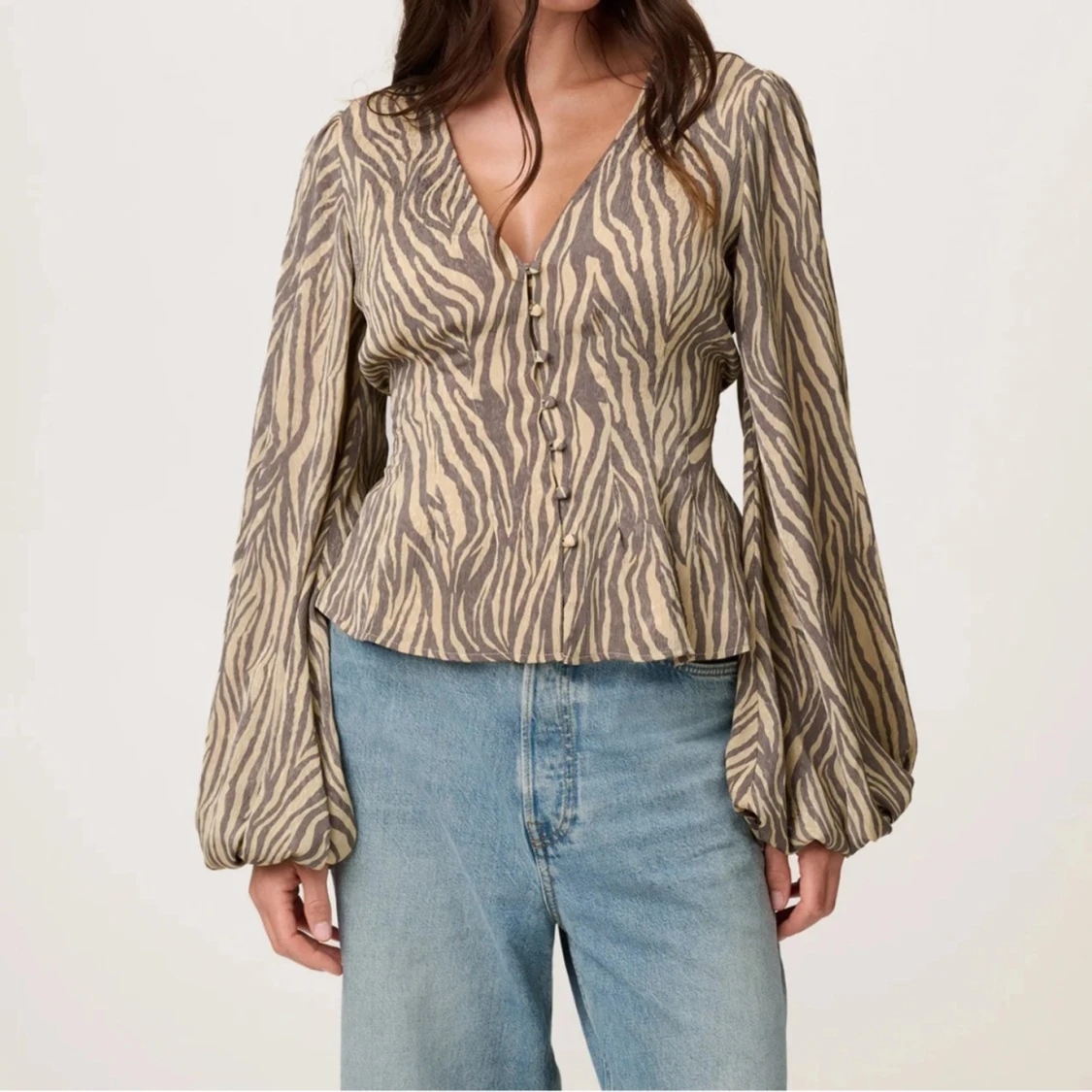 Zebramönstrad blus med ballongärm