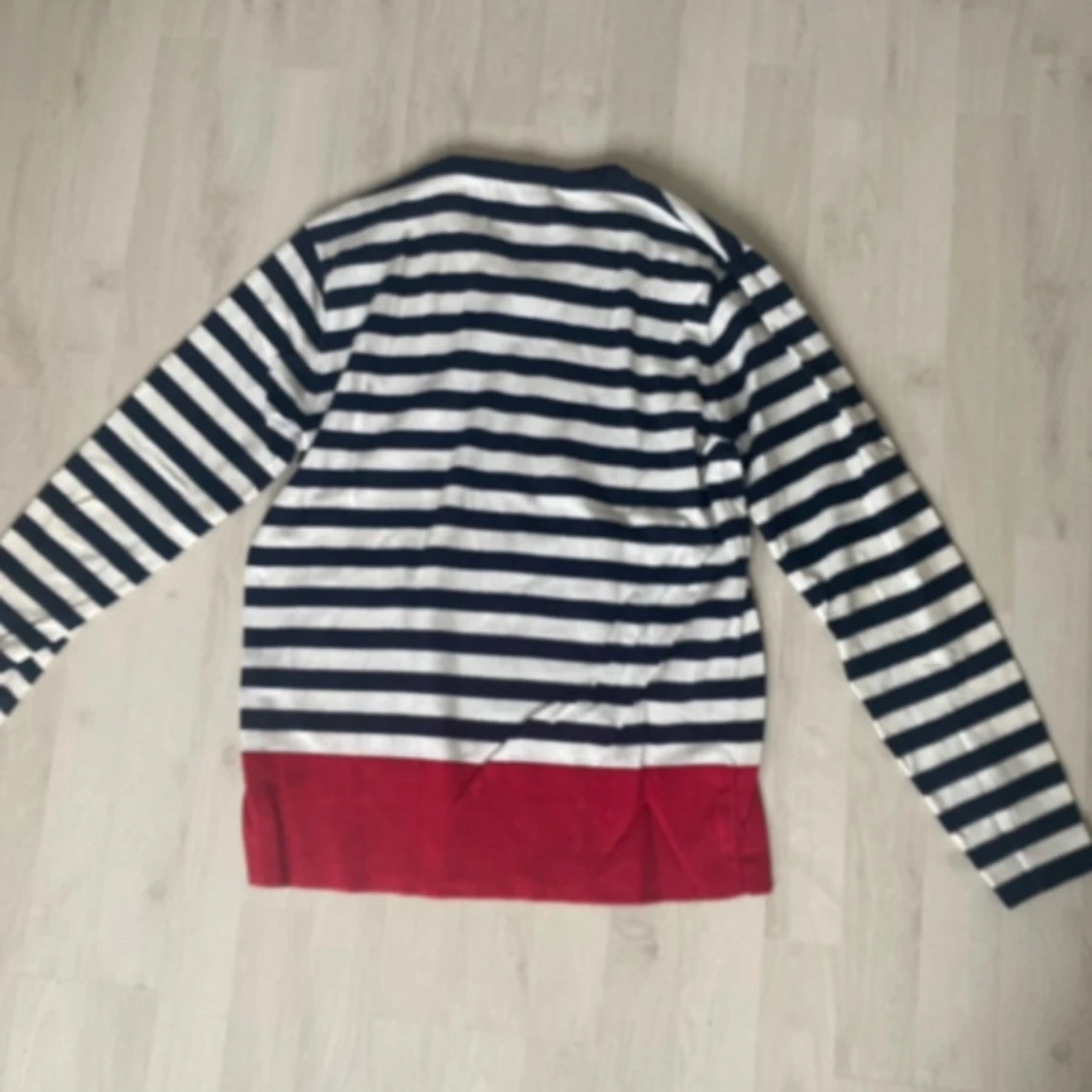 Randig tröja från GANT med röd kant - 1