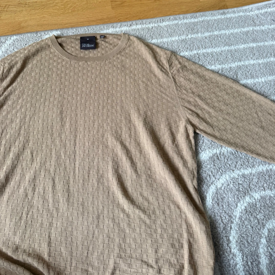 Beige stickad tröja Oscar Jacobson