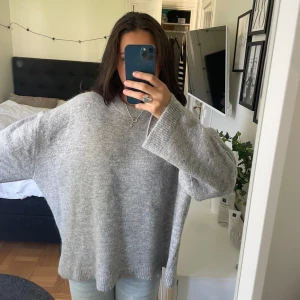 Grå stickad tröja Gina Tricot - Fin grå stickad tröja. Förmodligen blivit fel i storleksuppmärkningen. Står XS men är mer åt L/XL hållet. Tröjan är bara använd en gång🥰