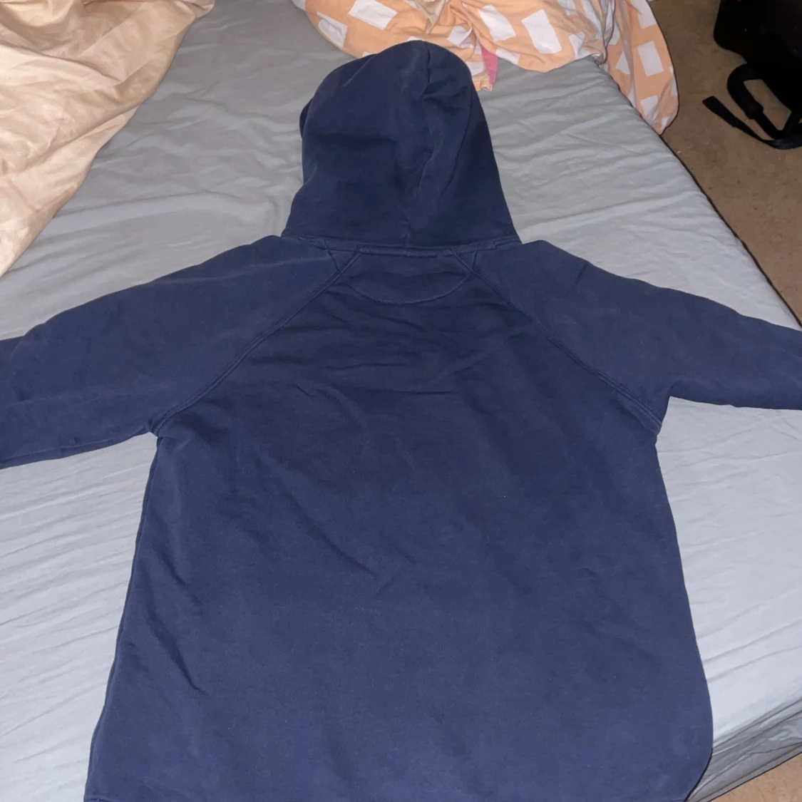 Marinblå hoodie från GANT - 1