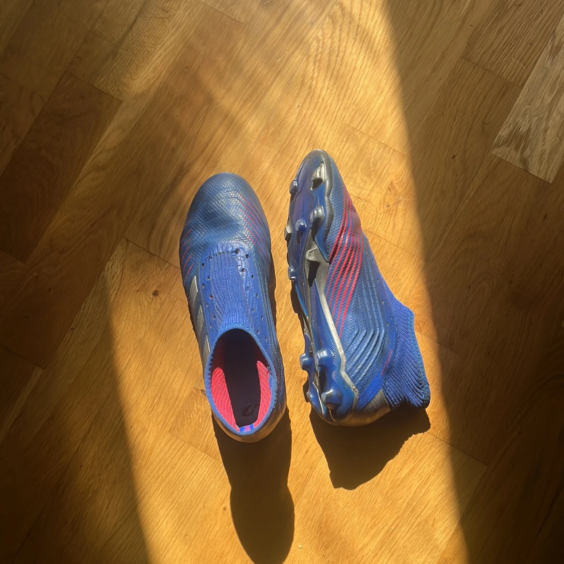 Blå adidas fotbollsskor utan snörning - 2