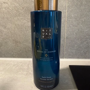 Rituals The Ritual of Hammam bath foam ny! - Lyxig badskum från Rituals i serien The Ritual of Hammam. Flaskan är mörkblå med guldfärgat lock och innehåller 500 ml. Doft av eucalyptus och arganolja för en fräsch och avslappnande känsla.