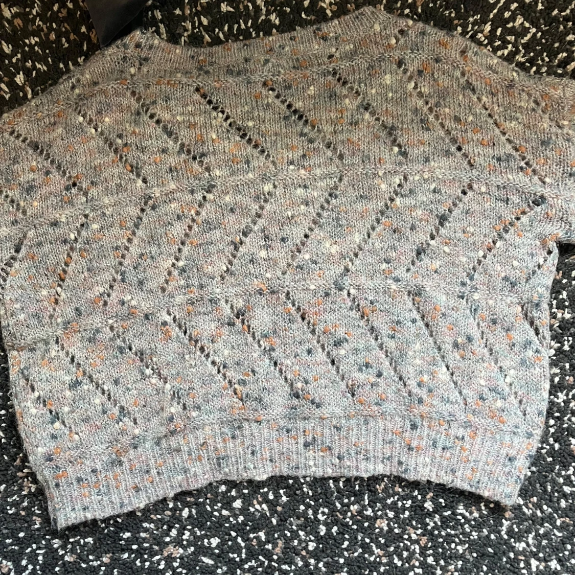 Gråmelerad stickad tröja V-ringad - 2