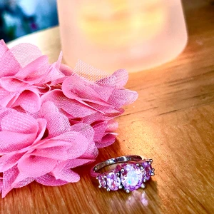 Fin cocktail-ring från Pandora! - Söt och elegant cocktail-ring i sterlingsilver med infattade rosa cubic zirkoner i storlek 10 från Pandora. Endast använd ett fåtal gånger och i jättefint skick!