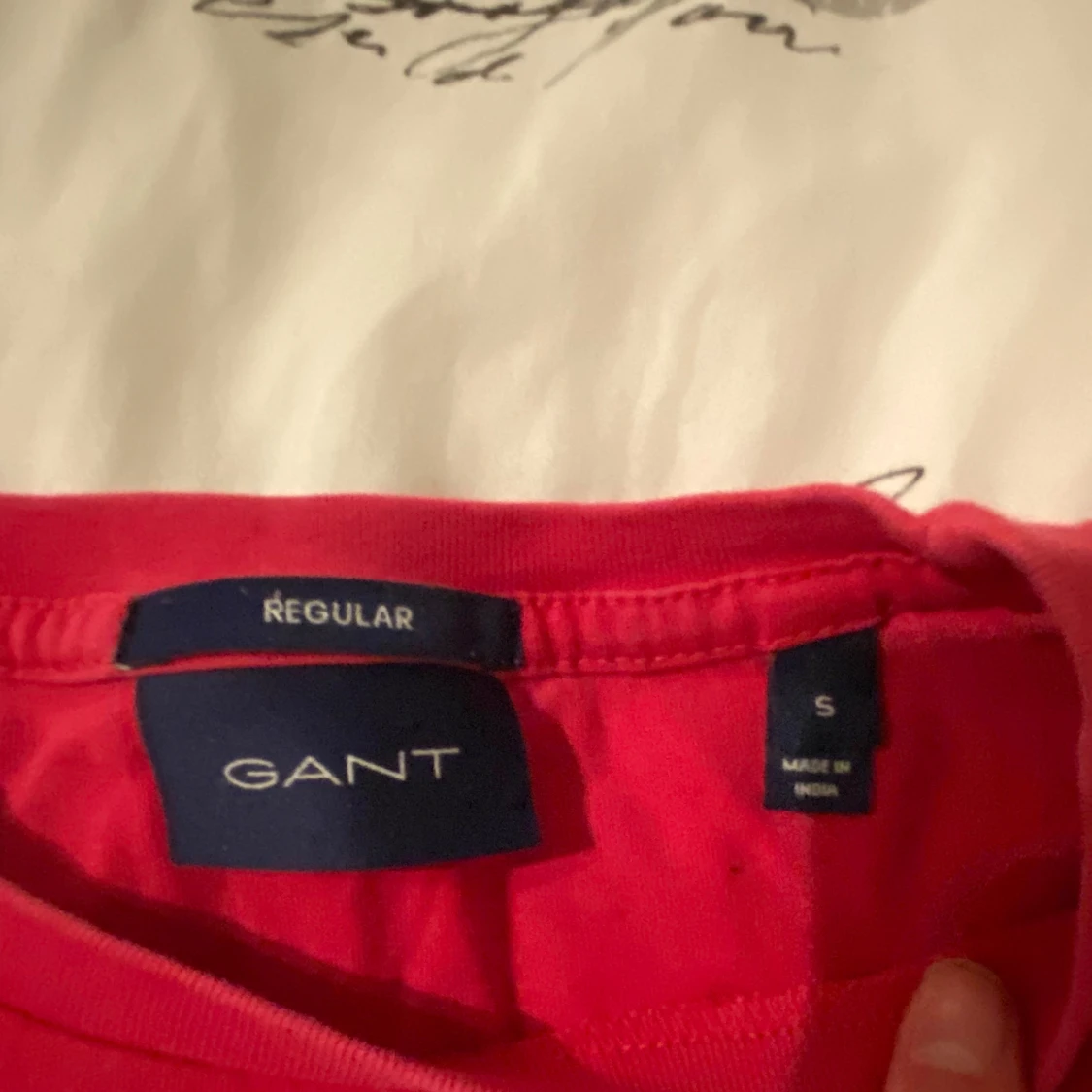 Röd t-shirt från GANT, regular fit - 1