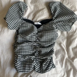 Svartvit rutig blus från Mango - Söt topp från mango som är sparsamt använd🥰