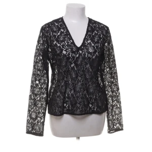 Svart spetsblus från Stockh LM - Säljer en svart blus från Stockh LM i storlek S. Blusen är helt i spets med blommigt mönster, v-ringning och långa ärmar. I bra skick, utan defekter!
