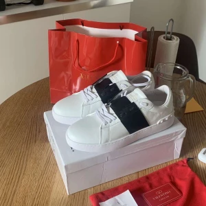 Valentino open - Nu är dessa sjukt fräscha Valentino Open till salu. De är i rent nyskick, helt perfekta nu till svenska sommaren! De är självklart Äkta med kvitto som tydligt äktighetsbevis tveka inte att skriva vid minsta fundering!!