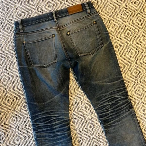 ACNE ”MAX” JEANS - Tjena! Säljer nu ett par tvär feta Acne jeans! | Skick 9/10 Mycket bra! | liten ”defekt” (bild 4,5) | Storleken är uppskattad! Då det inte syns på lappen! | Längd: 103cm | Midja: 43cm | Nypris ca 3500kr | Mitt pris 999kr | Kom gärna pm vid frågor eller funderingar | Postas eller möts upp i Gävle!