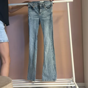 Bootcut ljusblå jeans från Perfect Jeans - Ljusblå bootcut jeans i storlek 32 från Gina Tricot. Knappt använda i mycket bra skick. Köpt på ordinarie pris för 500 kr men säljer för halva priset (250kr)!