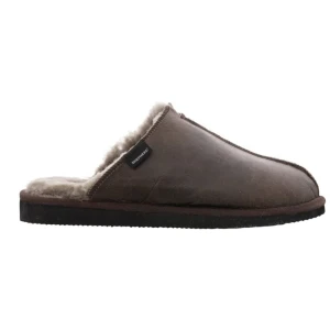 Grå tofflor från Shepherd strl 43 (nya)  - Mysiga grå tofflor från Shepherd med mjukt fårskinnsfoder och öppen häl. Utsidan är i skinn och insidan är fluffig och varm, perfekt för kalla dagar hemma. Sulan är platt och robust, och designen är enkel men stilren. Strl 43, ligger fortfarande i kartongen.