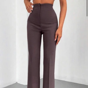 Bruna vida kostymbyxor high waist - Snygga bruna kostymbyxor med hög midja och vida ben. Nytt skick men tyvärr lite för korta för min smak. Skriv till mig så skickar jag fler bilder🥰