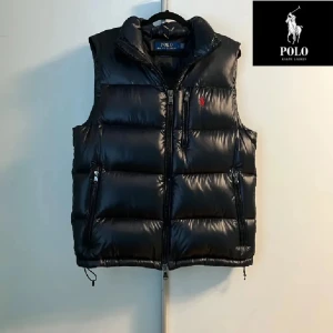 Ralph Lauren väst - Snygg svart dunväst från Polo Ralph Lauren med glansig finish | Nypris runt 4000kr |