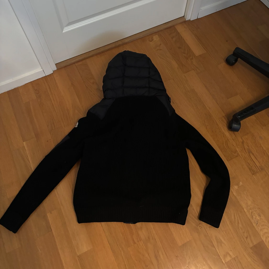 Svart Moncler pufferjacka med huva - 1