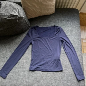Långärmad tajt tröja - Fin marinblå tröja som sitter tajt och fint💕endast testad