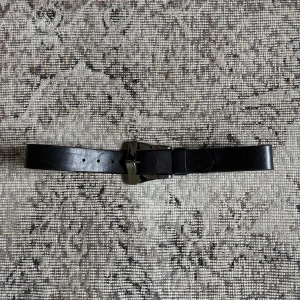 Saddler skärp - Coolt skärp från Saddler. Använt men i bra skick (liten skråma på sista bilden men inget märkbart). Passar storlek 29 - 33.