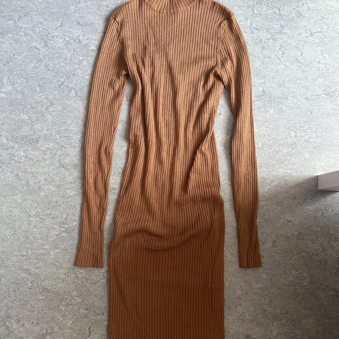 Ribbad brun långärmad klänning - 1