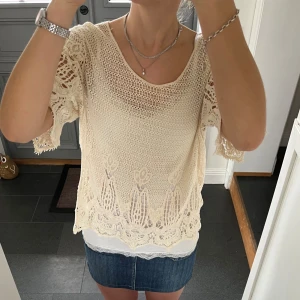 Beige stickad topp - Beige trekvartsärmad stickad tröja/topp från Apricot i storlek M, skulle säga att den även passar S. Fint skick. Använd gärna köp nu!