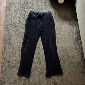 Mörkblåa juicy byxor - Lite slitna på knäna, men annars är som som helt nya😜