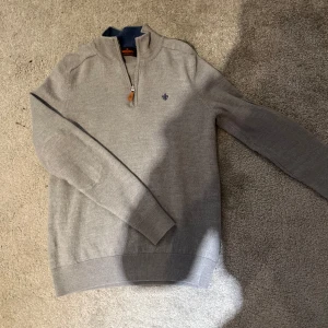 Grå merinoulltröja från Morris - Snygg grå långärmad tröja från Morris i 100% merinoull. Mycket bra skick i S men passar ungefär Xs