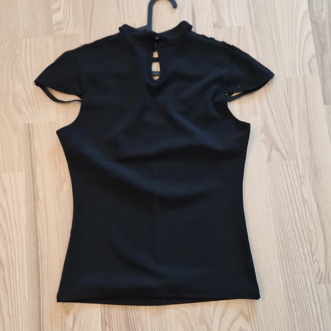 Svart topp med mesh och cut out-detaljer - 2