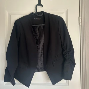 Blazer kostym - Kroppar kostym blazer med 3/4 armar. Jätte snygg som festtopp. I nyskick men haft den i garderoben länge 😅🩷