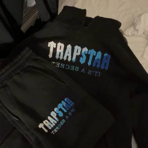 Trapstar  hoodie och byxor med blått tryck - Perfekt inför vintern, för er som fryser här är den rätta tracksuiten.