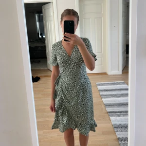 Sommarklänning - Säljer denna fina sommar klänningen som man knyter i sidan från Only i storlek 34! Fint skick💕
